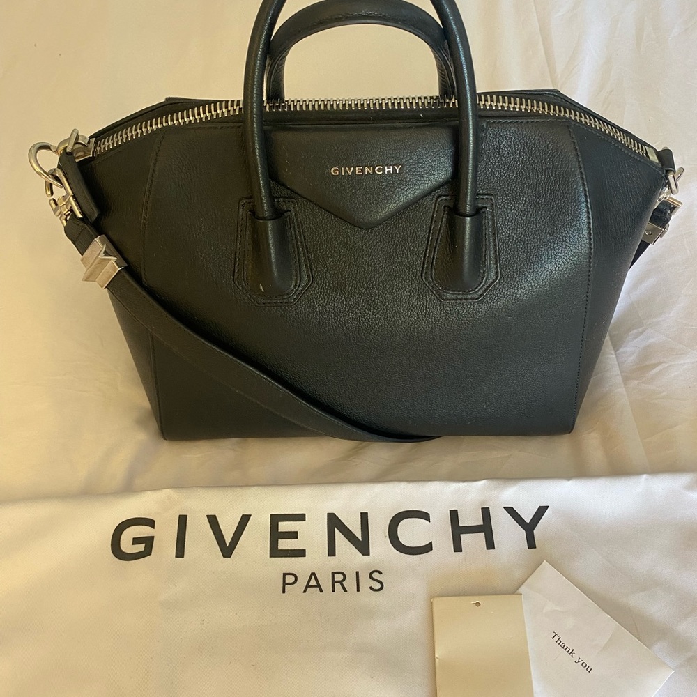 Givenchy Medium Antigona Bag in grained leather - Picture 4 of 8